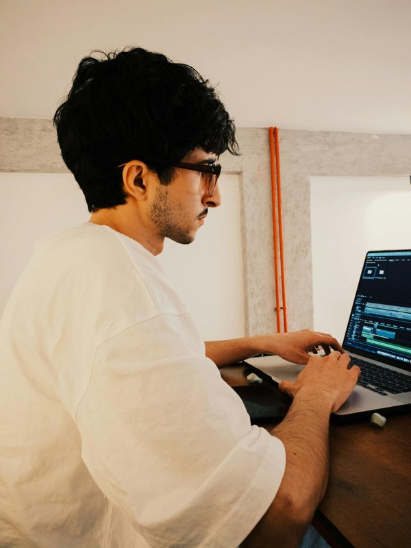 Comment trouver un monteur vidéo indépendant pour optimiser votre création de contenu